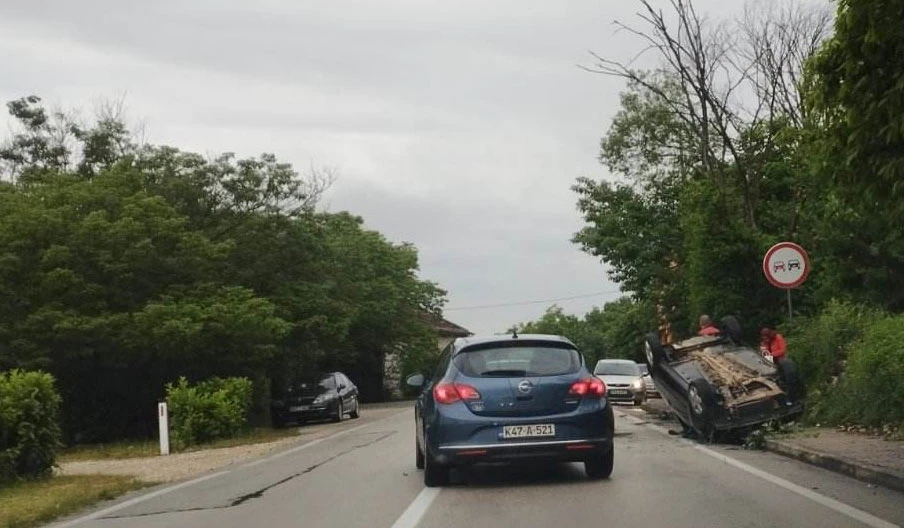 Nezgoda u Pologu: Auto završilo na krovu