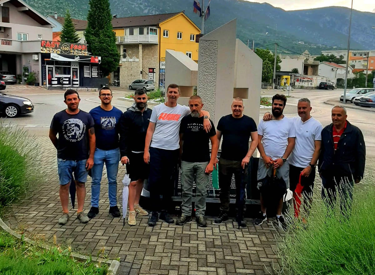 Muškarci klečali i molili u Mostaru
