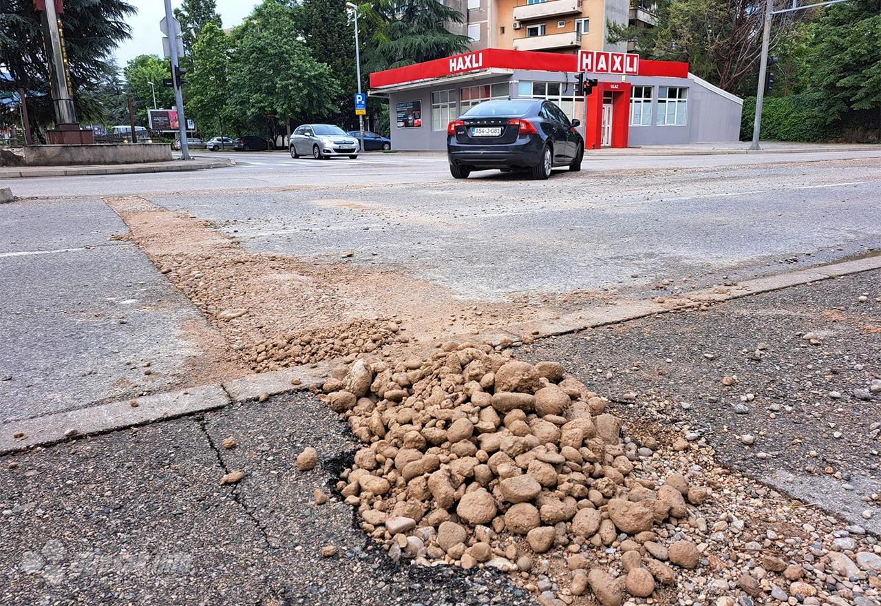 FOTO | Krateri na cesti u Mostaru - kamenje 'frca' na sve strane