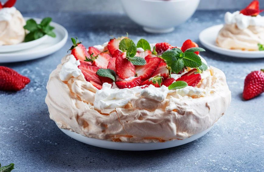 Donosimo recept za neodoljivu Pavlovu tortu s jagodama
