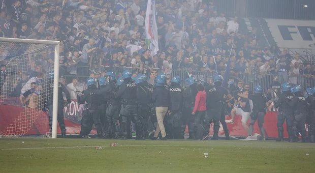 VIDEO I Brescia ispala u treću ligu, navijači napravili kaos