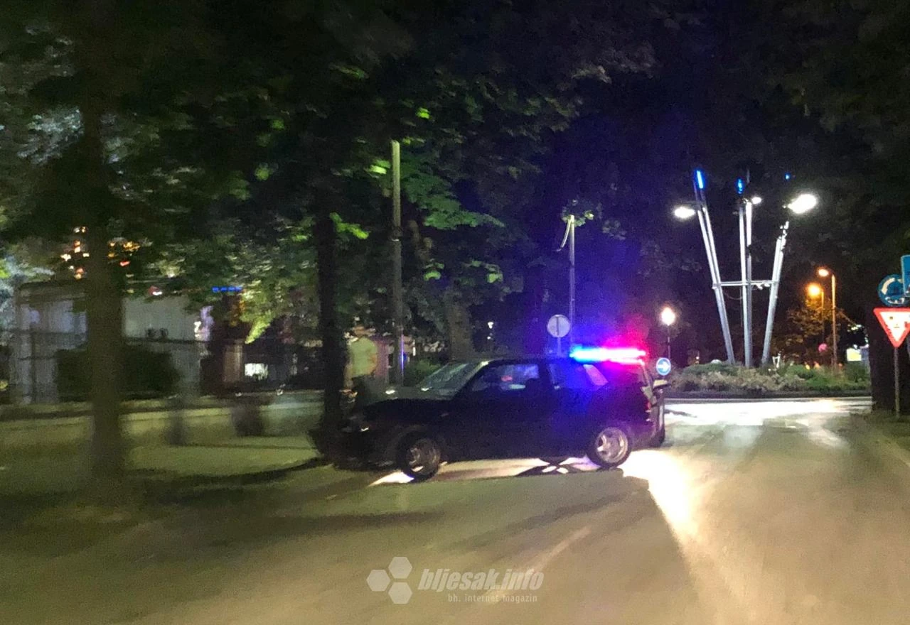 Mostar: Golf završio u stablu