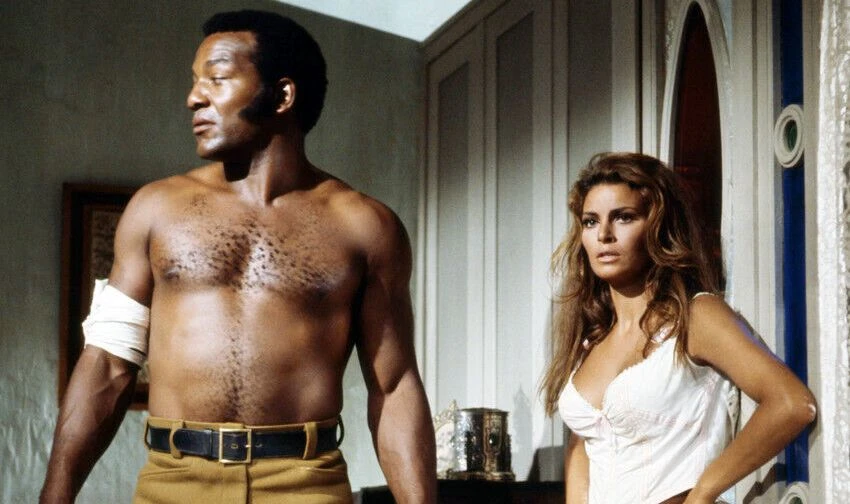 Bio u  klinču s Raquel Welch, jedan od dvanaest žigosanih i vrhunski igrač američkog fudbala