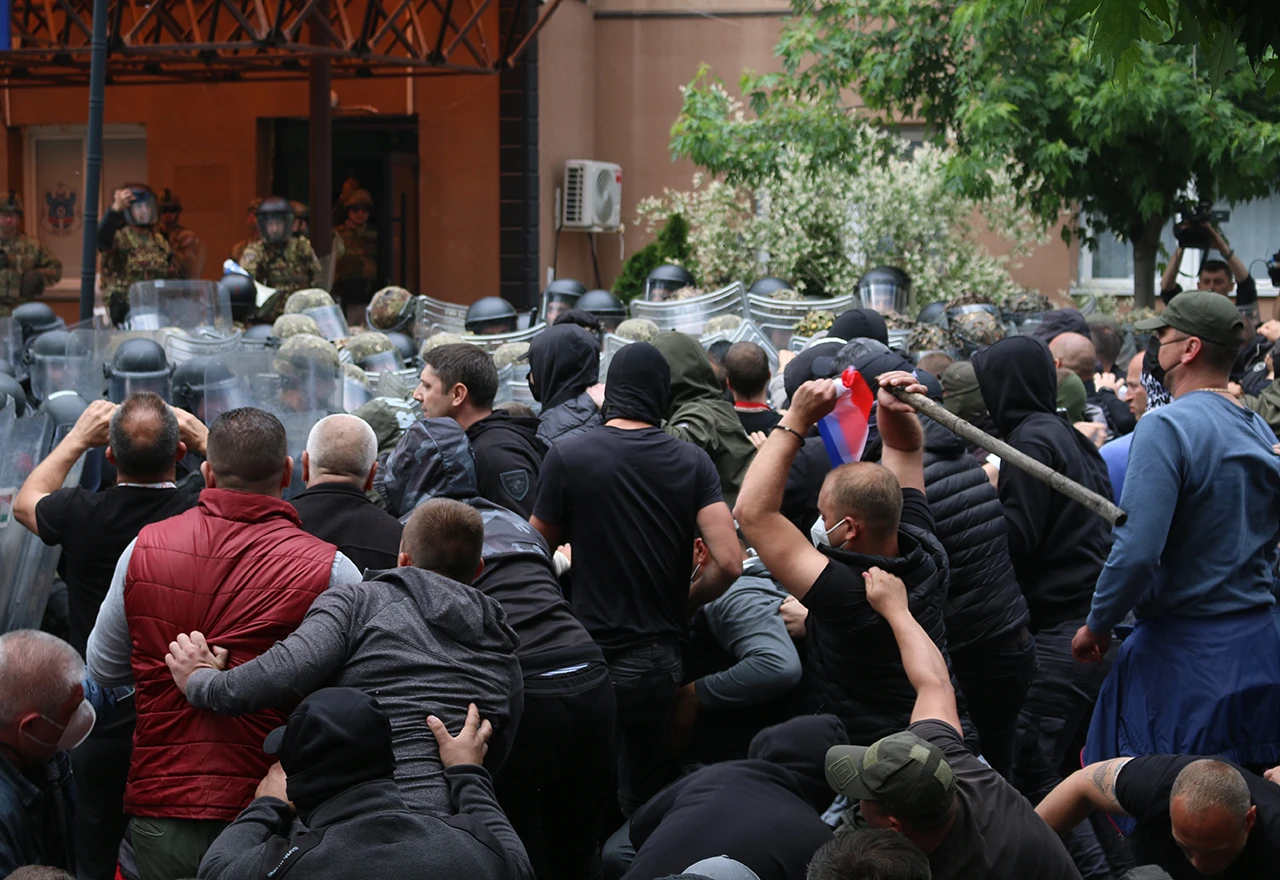 VIDEO | Krv na Kosovu: Jedna osoba bori se za život, 53 ozlijeđenih...