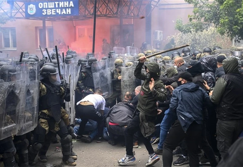 VIDEO | Sukob Srba i KFOR-a na Kosovu, odjekuju pucnjevi i detonacije