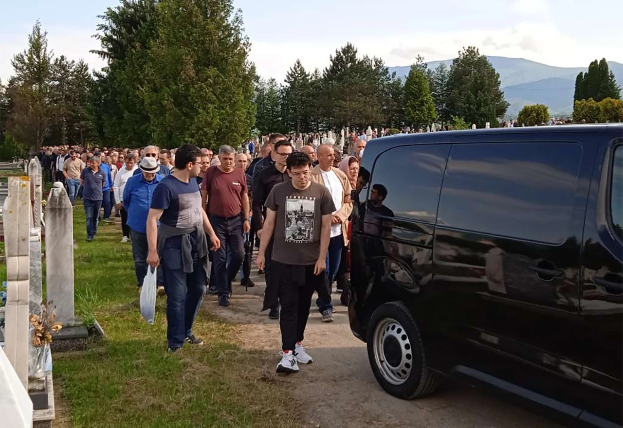 U Bihaću sahranjena Azra Spahić - doktorica koju je autom u Sarajevu ubio mladić