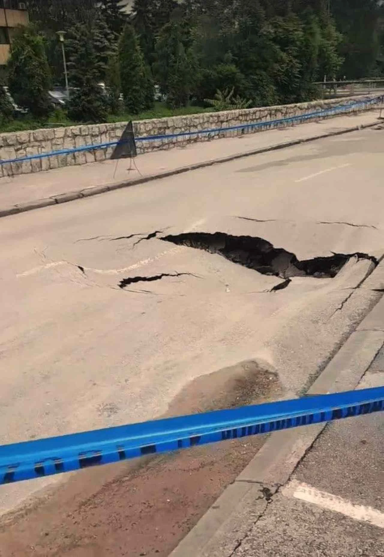Realnost cesta u BiH: Propao asfalt