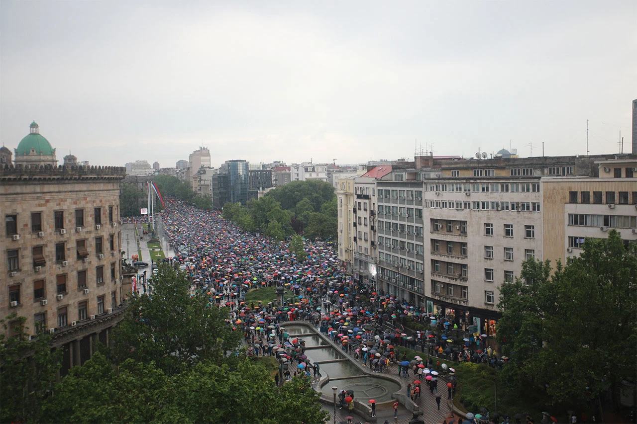 Završen prosvjed u Beogradu, ispred RTS-a i dalje napeto