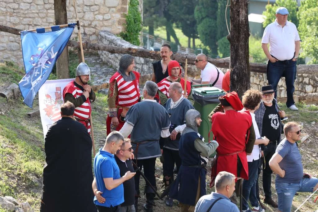 VIDEO | Na 'Stolačku tarču' stiglo stotine kostimiranih vitezova i gostiju iz cijele regije