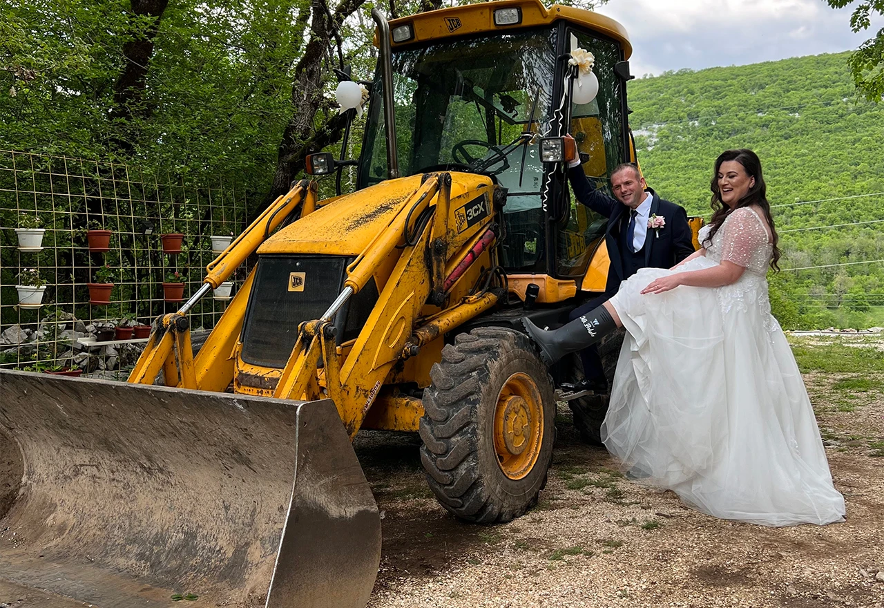 VIDEO | Samo u Mostaru: Po mladu došao bagerom