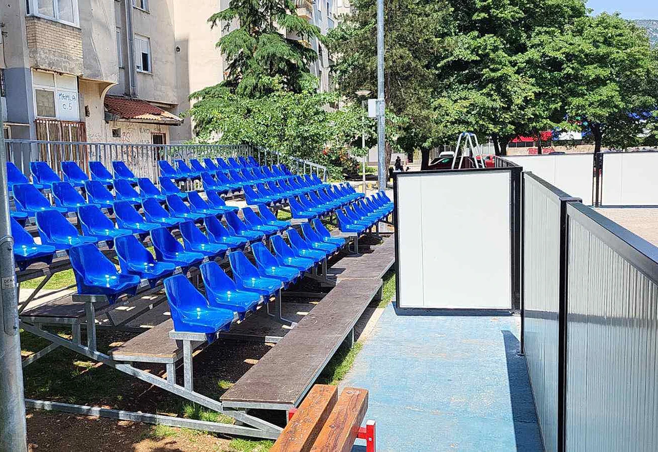 U Centru 2 postavljene bankine oko igrališta, privremeno montirana i tribina