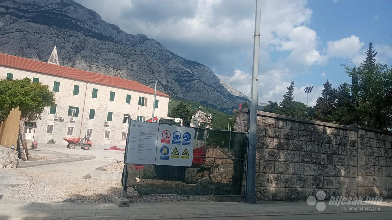 Franjevci u Makarskoj zbog unosnog biznisa srušili povijesni zid i počupali drvored