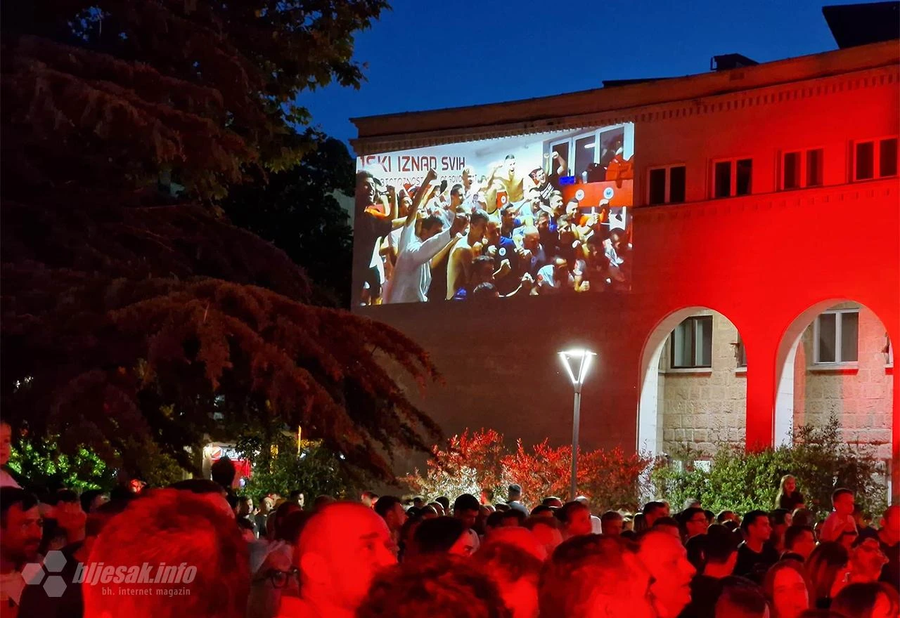 FOTO | Kosača osvijetljena u čast Plemića