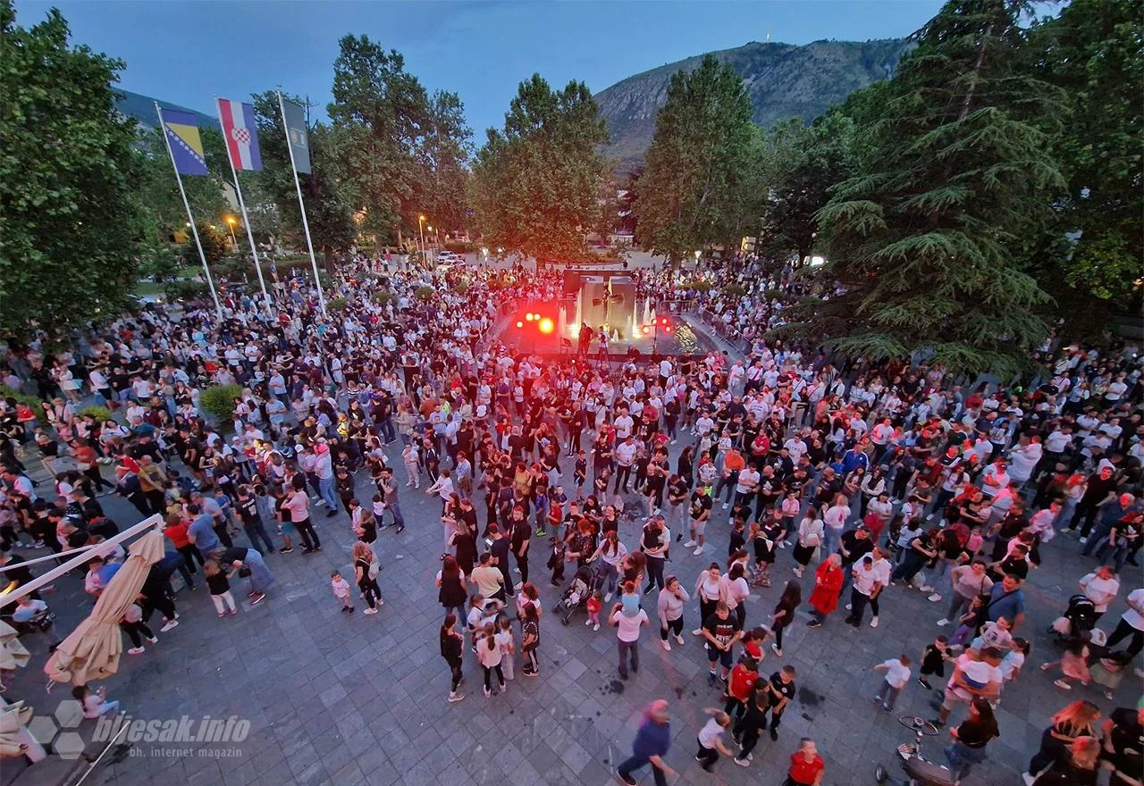 VIDEO | Užarena atmosfera pred Kosačom - navijači čekaju prvake za zajedničku proslavu!