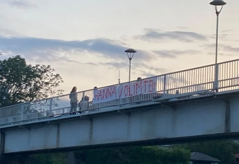 Mostar: Bunurski most osvanuo s porukom ljubavi za Hannu