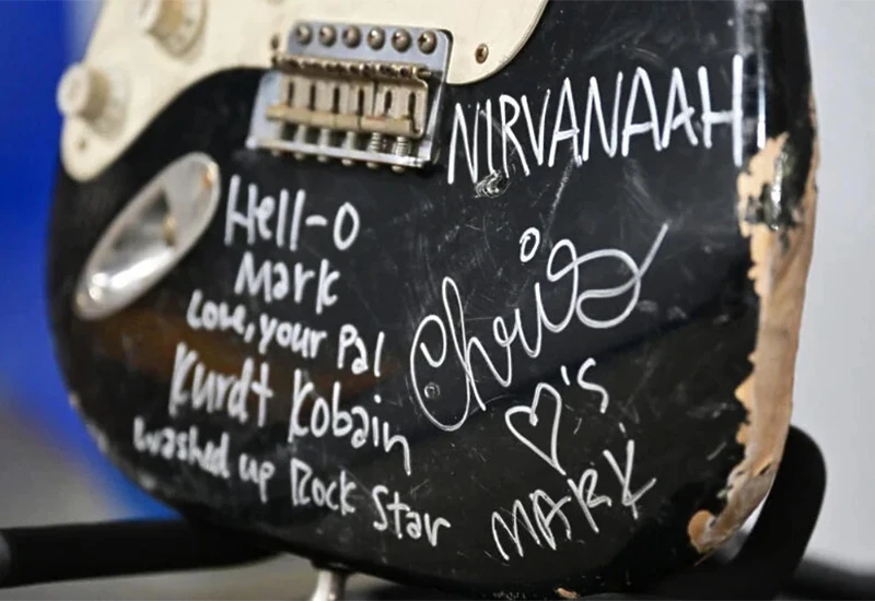 Pokvarena gitara koju je razbio Kurt Cobain prodana za 600.000 dolara