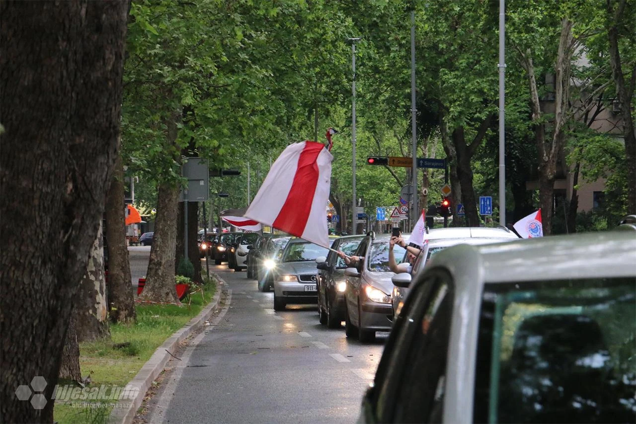 Kilometarska kolona prošla Mostarom i krenula u Čitluk pozdraviti prvaka BiH