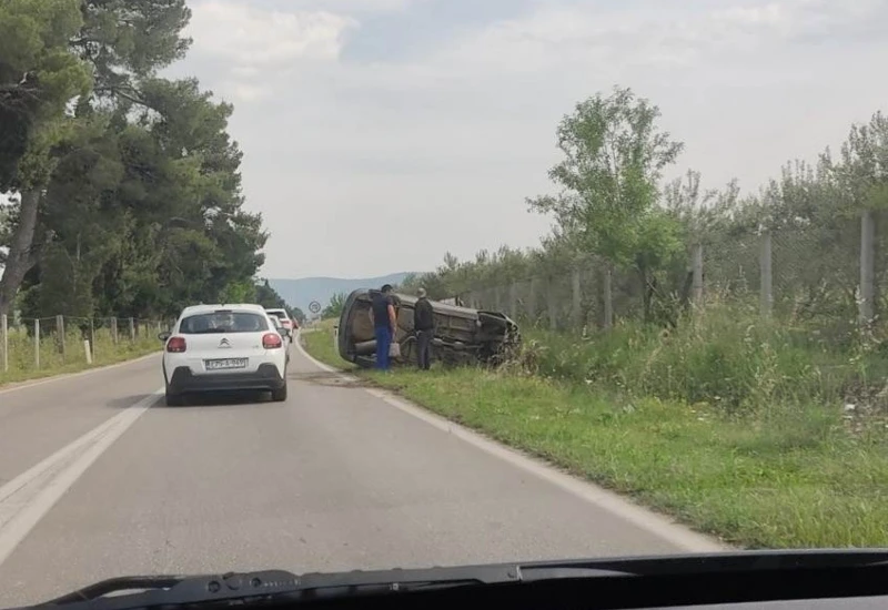 Na cesti prema Blagaju prevrnuo se automobil