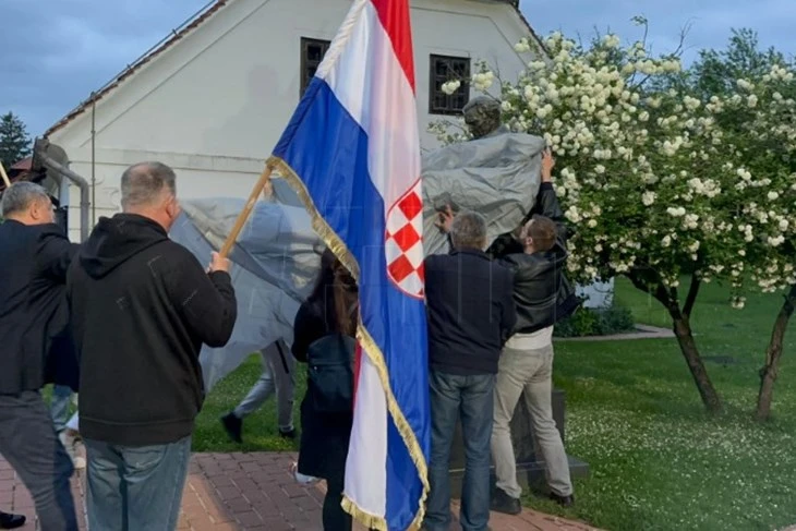 Domovinski pokret u Kumrovcu prekrio spomenik Titu