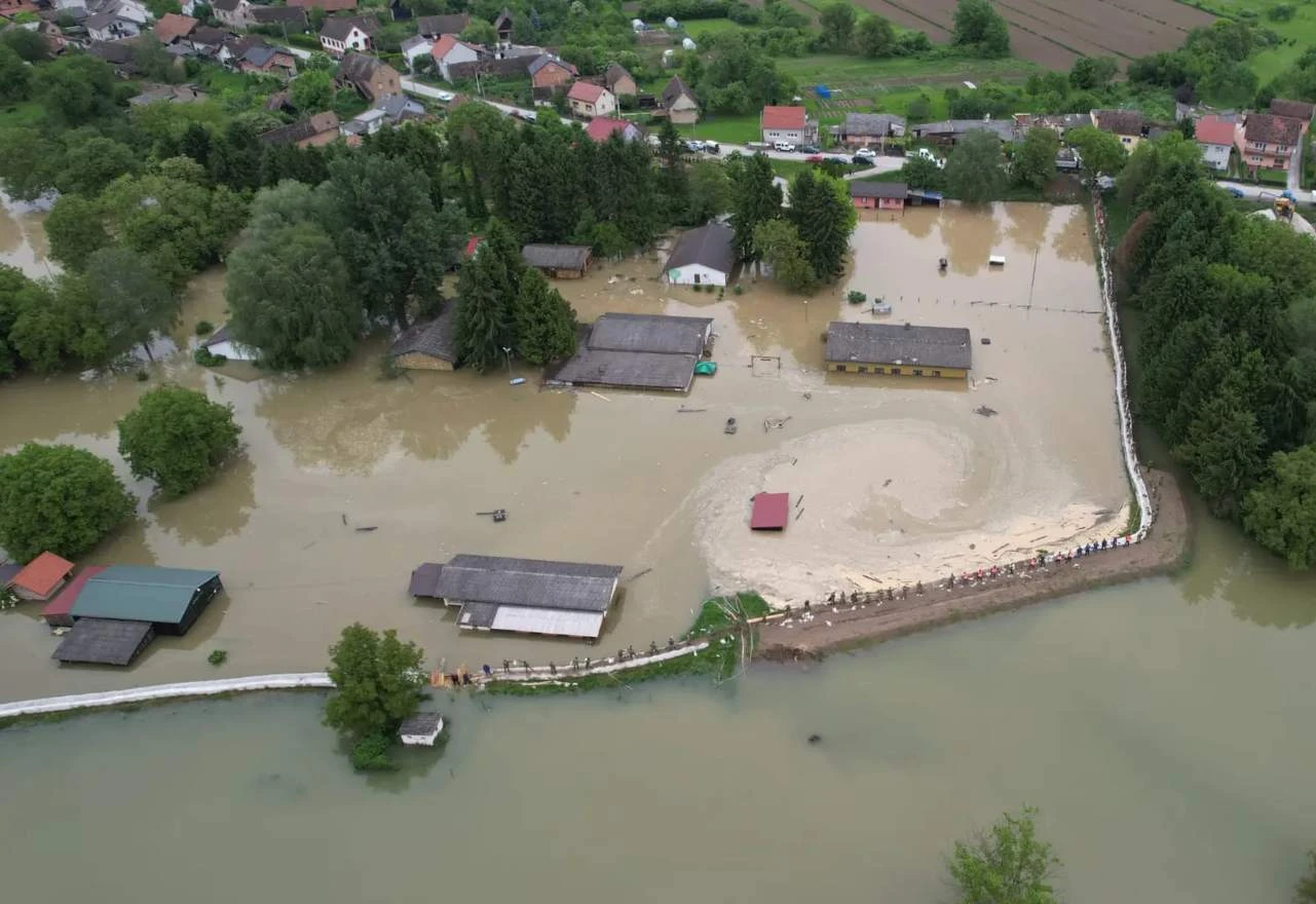 Popuštanje nasipa u Sisku: 100 vojnika poslano u pomoć 