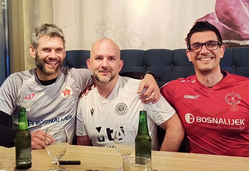 FOTO | Lijepa sportska priča: Navijači Zrinjskog i Veleža zajedno čekaju finale!