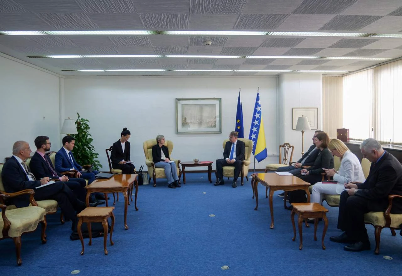 Nikšić: Povećanje kamata i umanjenje plaća ne dolaze u obzir