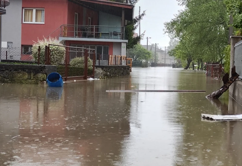 USK: Voda ušla u kuće, Crveni križ šalje pomoć