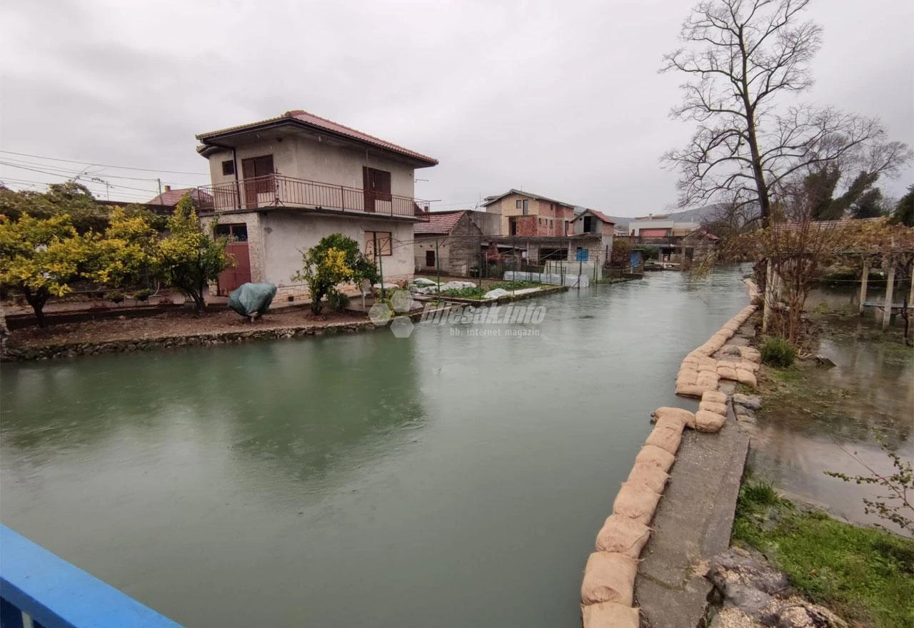 Vlada FBiH prati situaciju u poplavljenim područjima