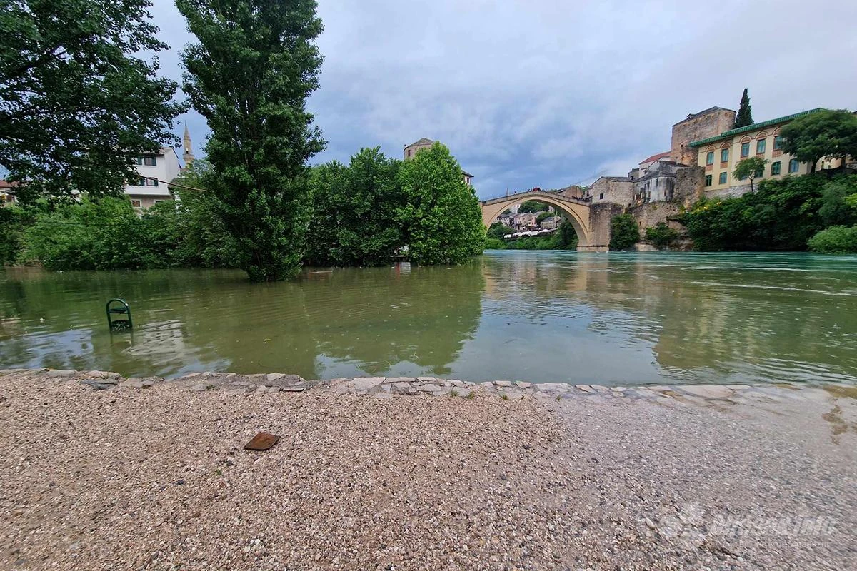 Neretva prekrila plato ispod Starog mosta, Radobolja prijeti restoranima