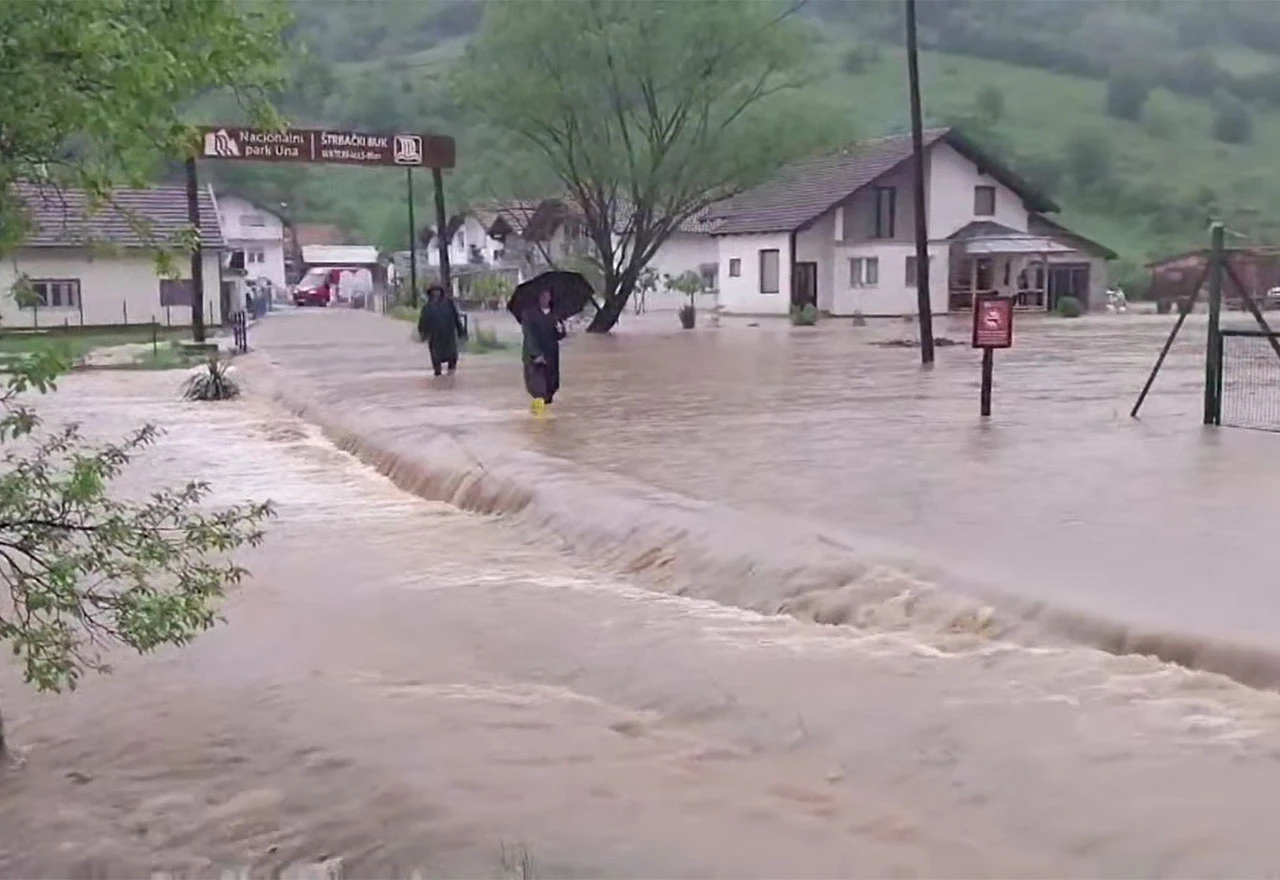 VIDEO | Una se izlila iz korita i stvorila velike probleme
