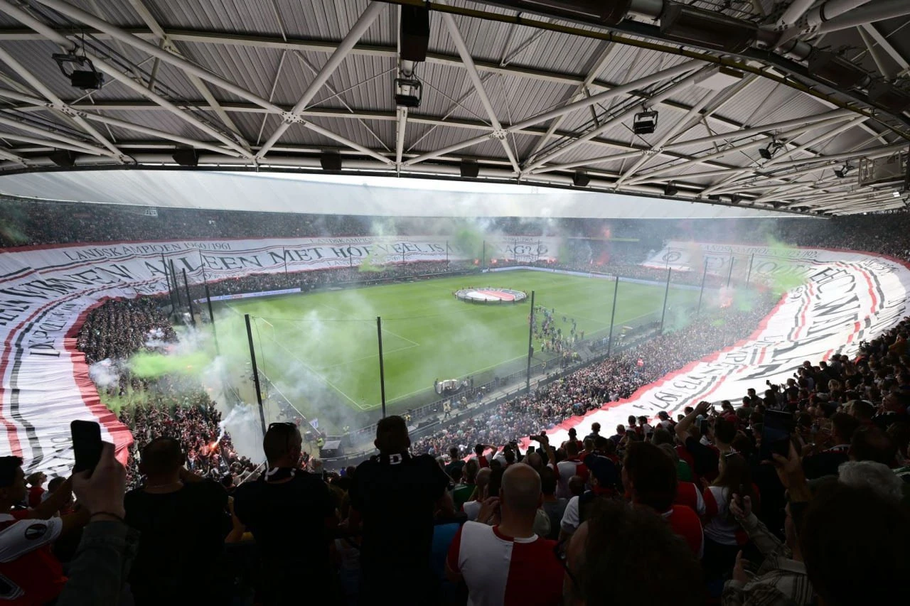 Navijači Feyenoorda razvili jedan od najvećih transparenata svih vremena