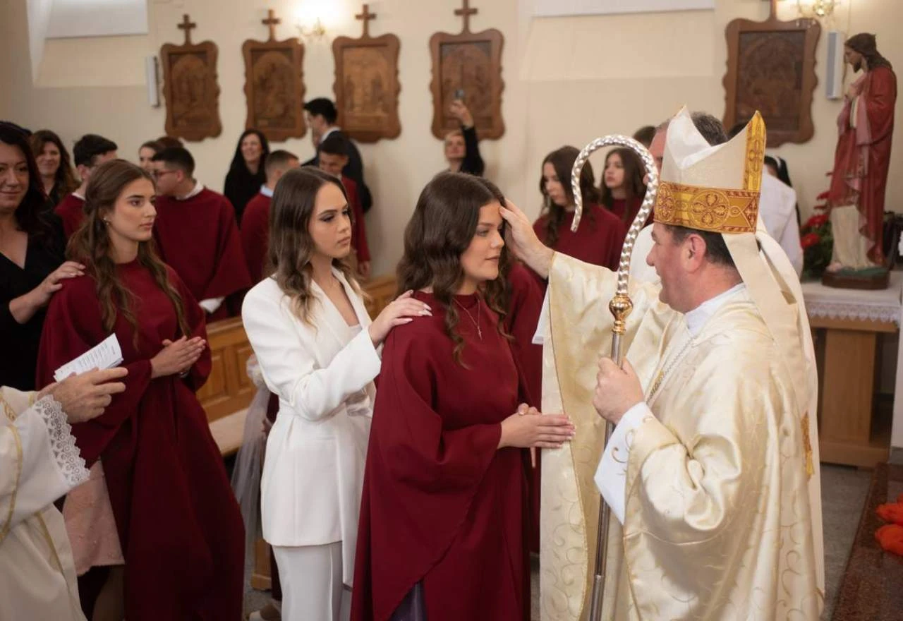 Krizma u Bijelom Polju: Sedam darova Duha Svetoga primila 32 krizmanika