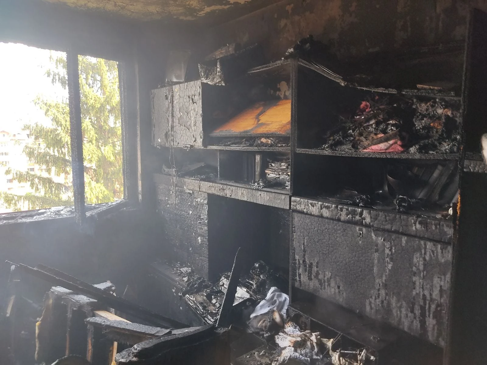 Požar u Banja Luci: Spašena žena, ozlijeđen vatrogasac