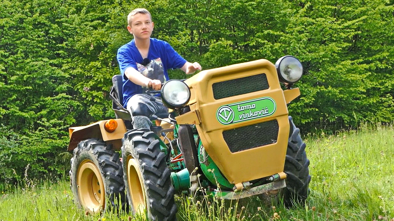 VIDEO | Ibrahim naučio voziti traktor, nitko sretniji od njega, pjeva i veseli se