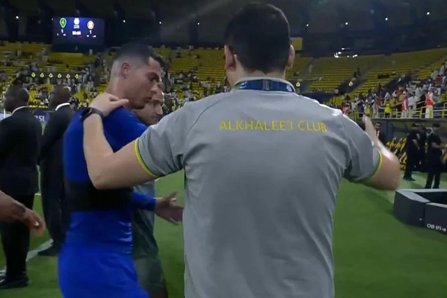 VIDEO | Tražio selfie s Ronaldom, a on ga odgurnuo