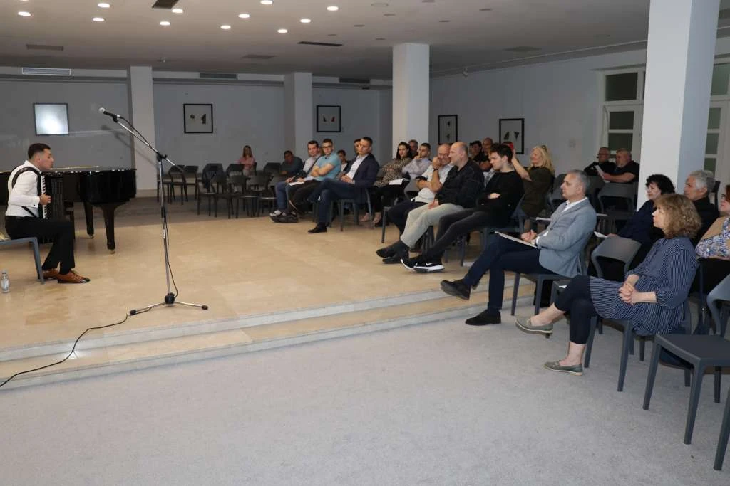 Uz virtuoza na harmonici Marka Plavčića publika uživala u djelima klasične glazbe