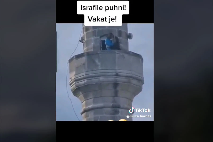VIDEO | Poljubili se na munari u Mostaru pa naišli na osudu