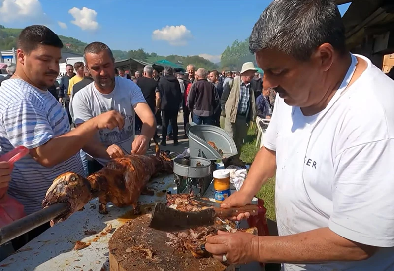 Sve se nema: Kupuje narod janjetinu k'o lud. Ne mo'š nasjeć