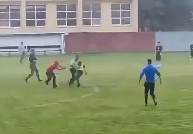 VIDEO | Nogomet po naški: Suci teško ozlijeđeni nakon utakmice