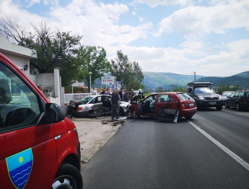 Blagaj: Najmanje dvije osobe ozlijeđene u prometnoj