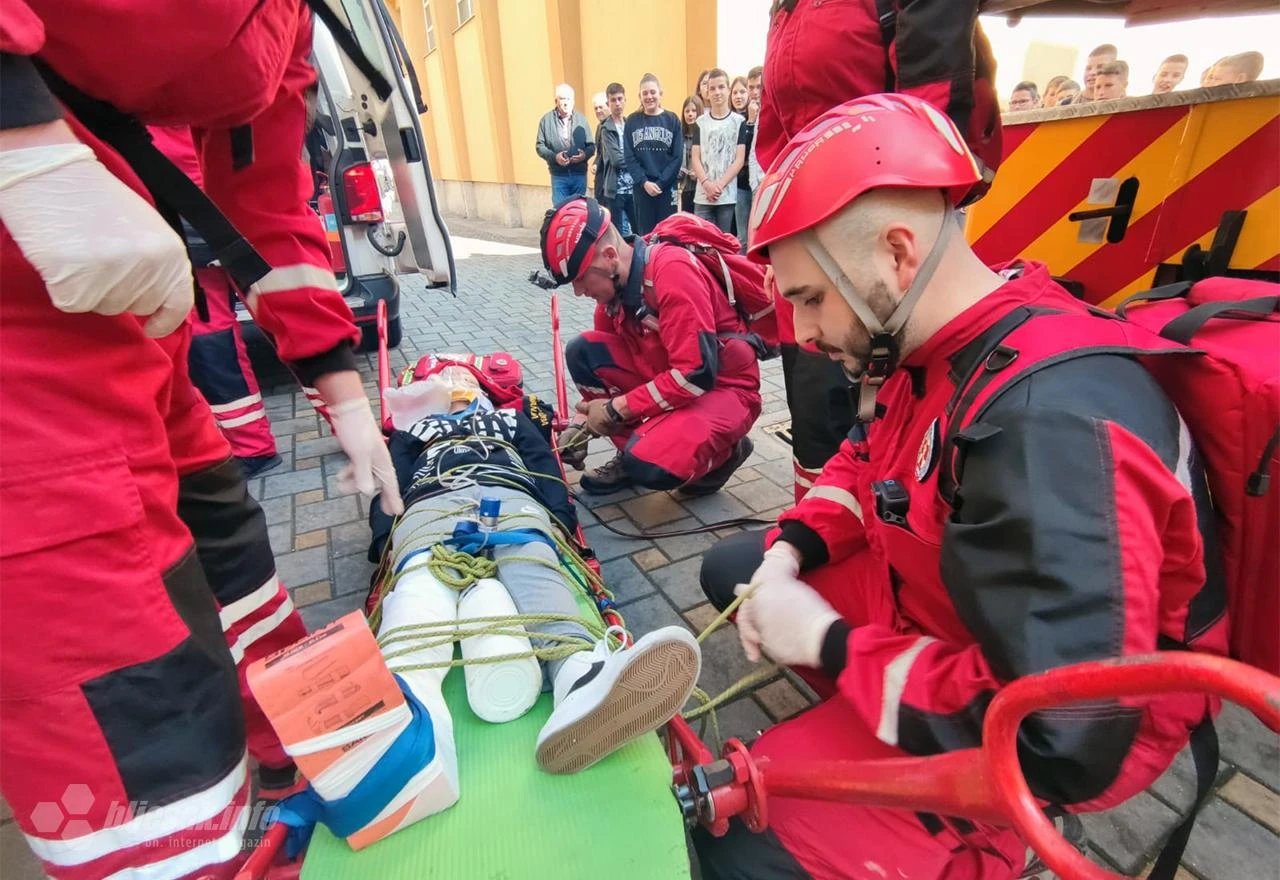FOTO | Vježba u Čapljini: Vatrogasci ugasili požar na školi, HGSS i Hitna spasili dječaka