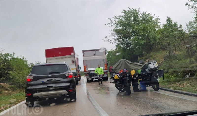 Nesreća u Stocu: Motorist u životnoj opasnosti nakon sudara sa dostavnim vozilom