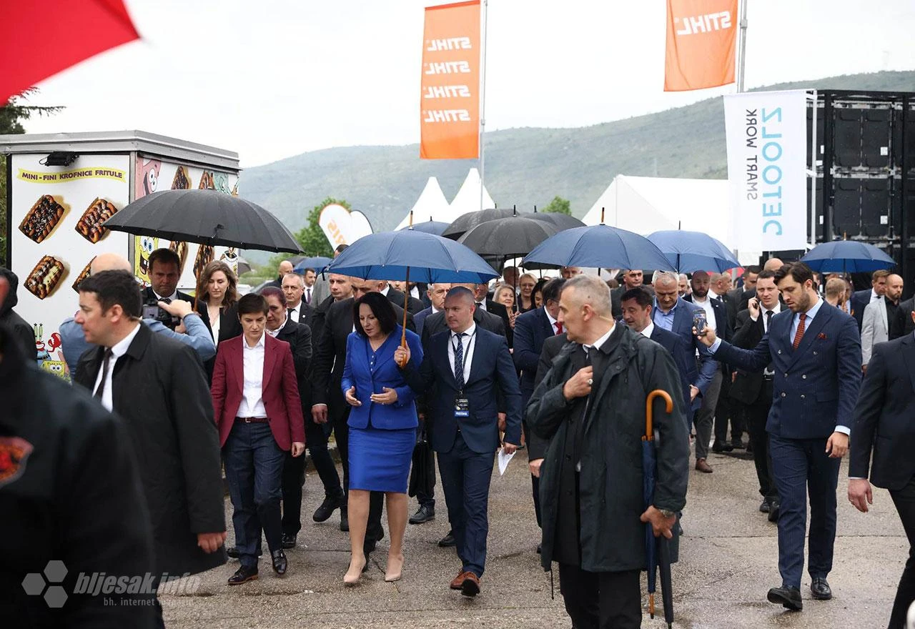 FOTO | Političari u obilasku štandova