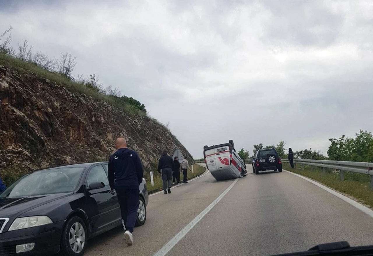 Kvanj: Kombi završio na krovu