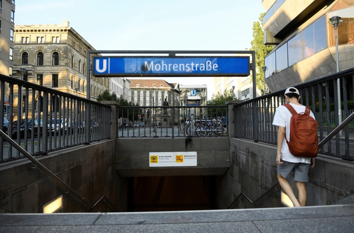 20-godišnjakinja s hidžabom napadnuta na stanici metroa, napadač joj čupao maramu s glave