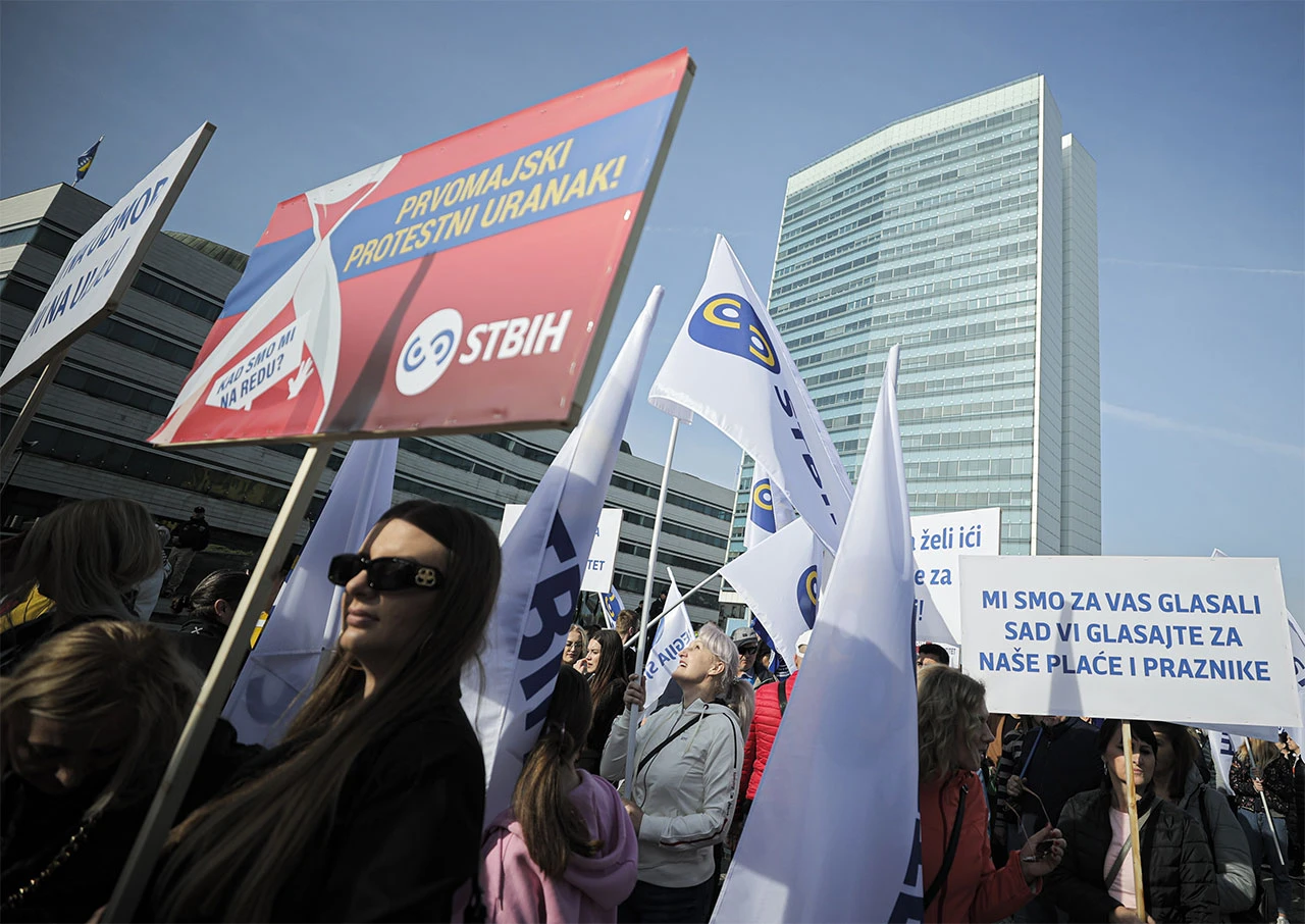 Prvomajsko jutro pred praznim parlamentom: "Ili dostojanstvena plaća ili red za vize"