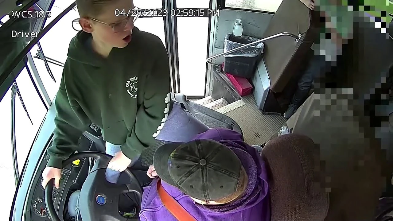 VIDEO: Učenik spasio putnike školskog autobusa nakon što se vozačica onesvijestila