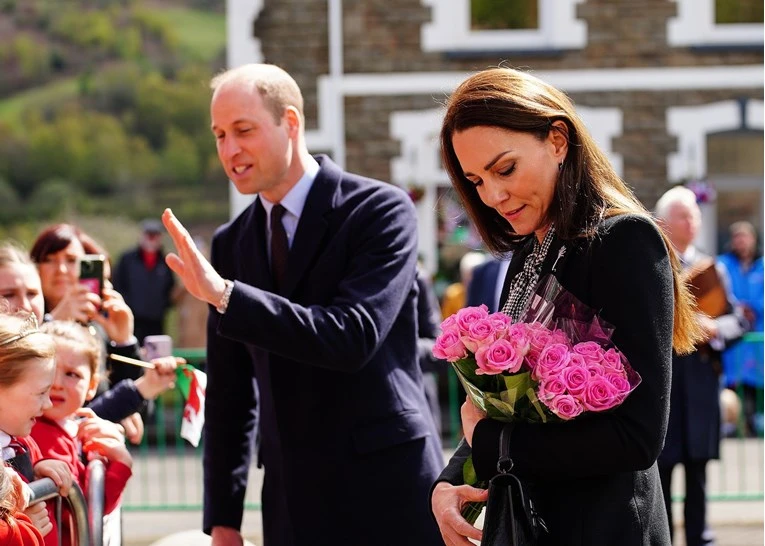 Kate i William poziraju na biciklima na dvanaestu godišnjicu braka