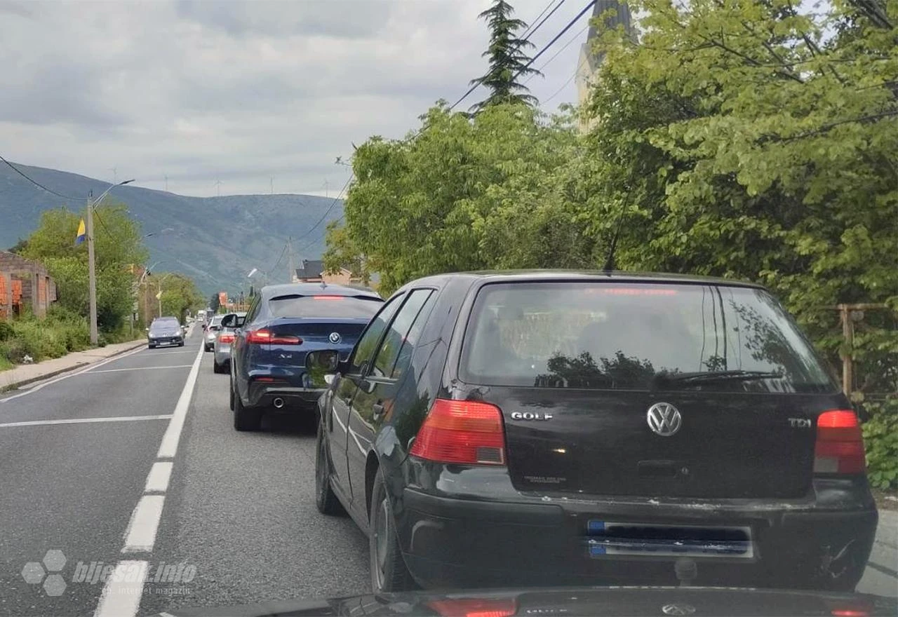VIDEO | ''Zakrčilo'' na M-17 kod Mostara - svi su krenuli na jug!