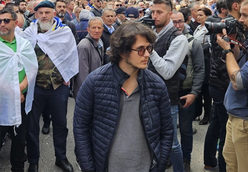 VIDEO | Zalutali prosvjednik ne zna zašto je došao pred parlament